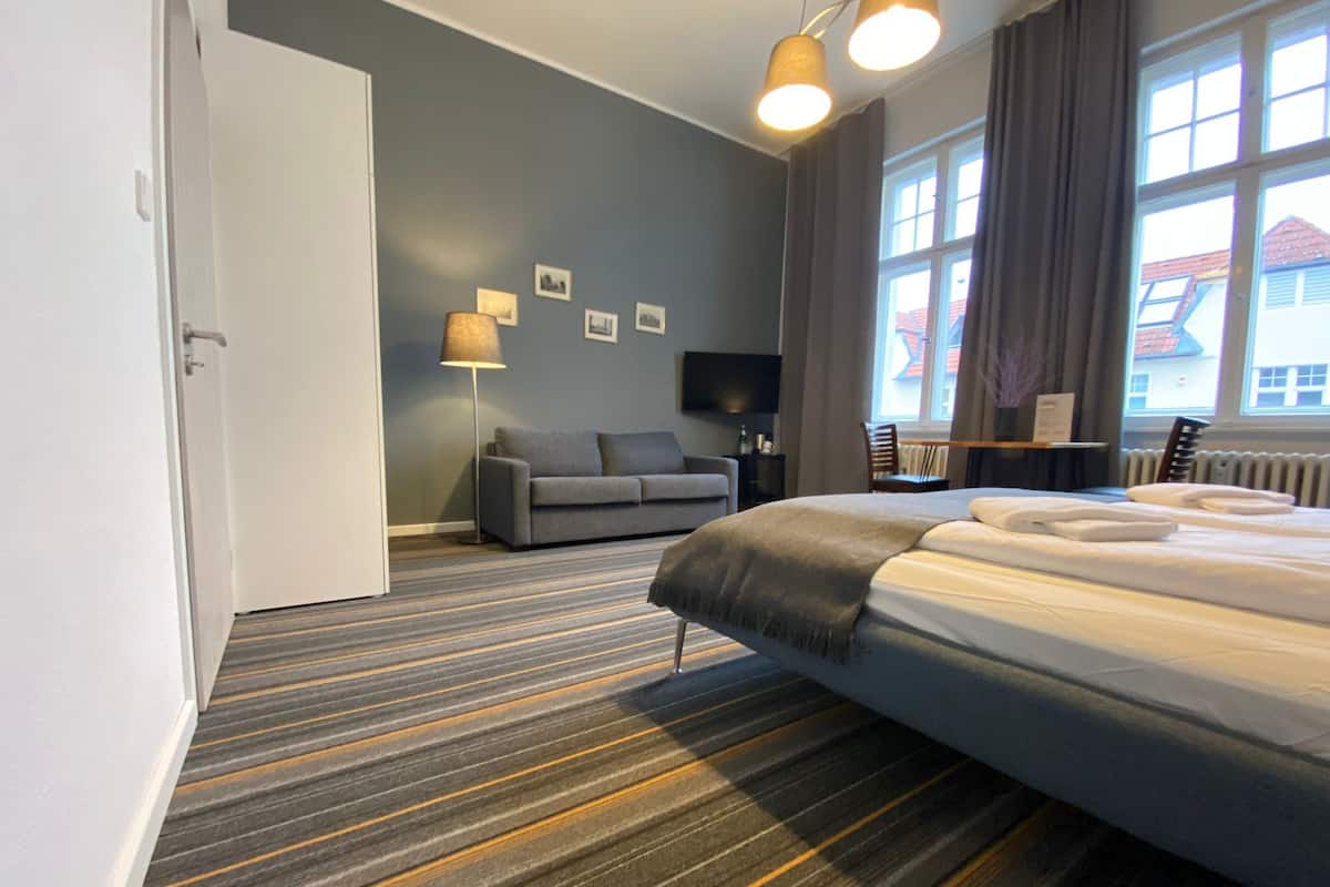 Familien-Vierbettzimmer | Minibar, Zimmersafe, individuell dekoriert, individuell eingerichtet