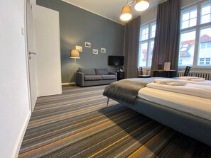Family Quadruple Room | Minibar, in-room safe, individually decorated, individually furnished - Hotel-Pension Bregenz (Berlin)