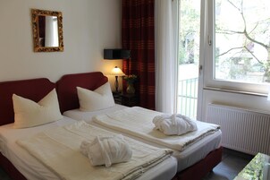 Ropa de cama de alta calidad y caja de seguridad en la habitación 