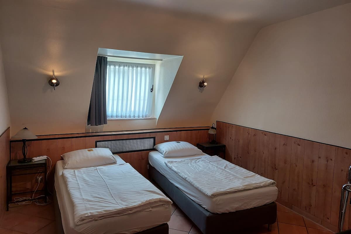 Ropa de cama de alta calidad y caja de seguridad en la habitación
