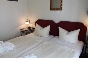 Premium bedding, in-room safe, desk, iron/ironing board - Hotel Müller (Cologne)