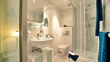 Doppelzimmer | Badezimmer | Dusche, kostenlose Toilettenartikel, Haartrockner, Handtücher