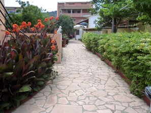 Courtyard - Kostas Apartments & Studios (Corfu)