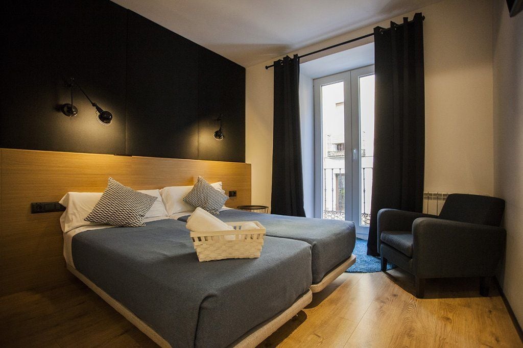 高级双人房 | 高档床上用品、客房内保险箱、遮光窗帘、折叠床/加床（额外收费）