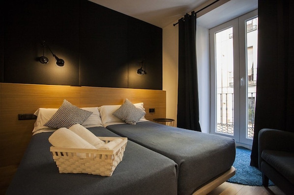 Ropa de cama de alta calidad y caja de seguridad en la habitación