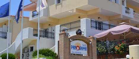 Een hotelschilt met de naam 'PANORAMA' en contactgegevens.
