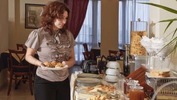 Petit déjeuner buffet (8 EUR par personne)