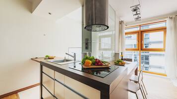 Business Apartment, 1 Bedroom | Private kitchen | Full-sized fridge, oven, electric kettle, cookware/dishes/utensils