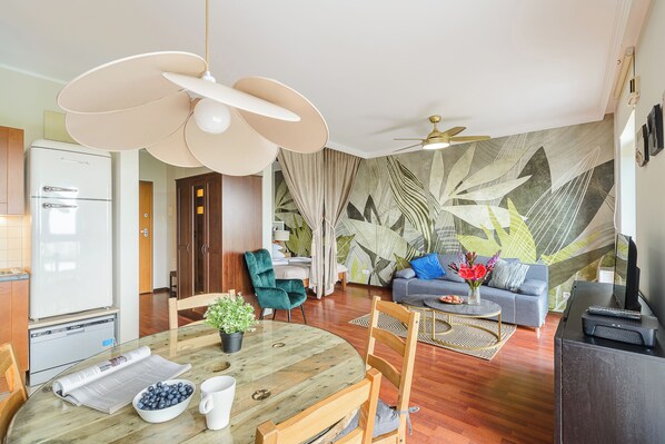 Cubrecamas, sistema de insonorización y tabla de planchar con plancha 