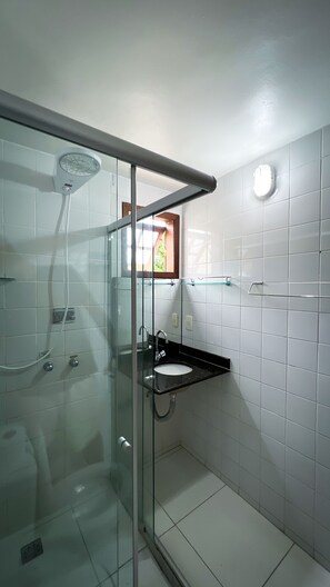 Superior Room | Bathroom | Shower, towels - Pousada Praia e Conforto (Búzios)