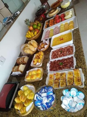 Free daily buffet breakfast - Pousada Praia e Conforto (Búzios)