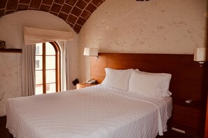 Down comforters, minibar, in-room safe, desk - Hotel Boutique Huaca Wasi (Lima)