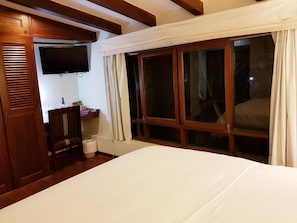 Cubrecamas, minibar, caja de seguridad en la habitación y escritorio 