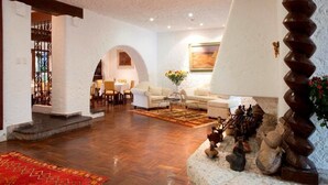 Lobby-lounge