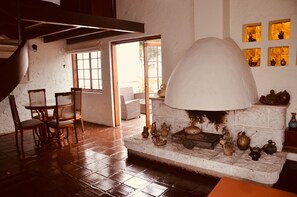 Dúplex | Zona de estar | Televisión LED de 42 pulgadas con canales por cable, una televisión