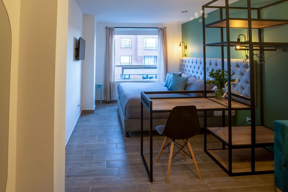 Minibar, skrivebord, blendingsgardiner og wi-fi (inkludert)