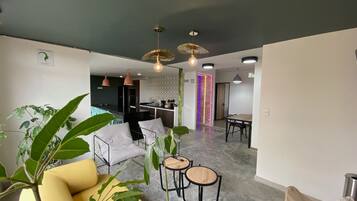 Apartamento superior | Área de estar | TV 32 polegadas com canais digitais