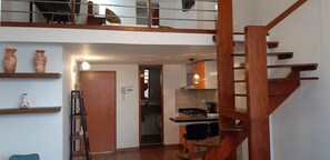 Muebles diferentes, espacio para trabajar con laptop y wifi gratis