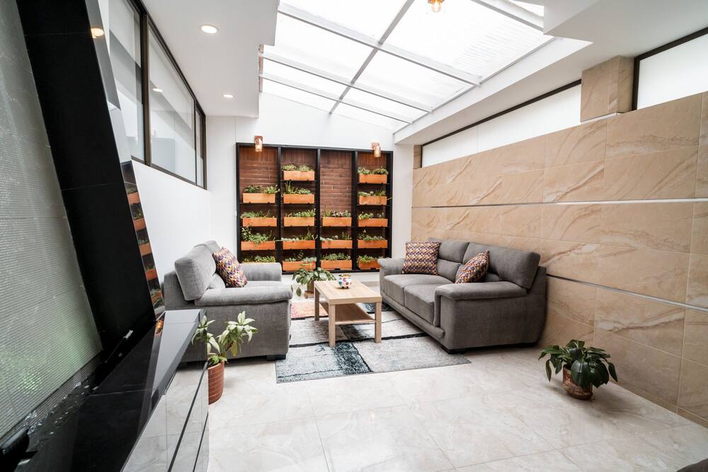 100 Wonderful House