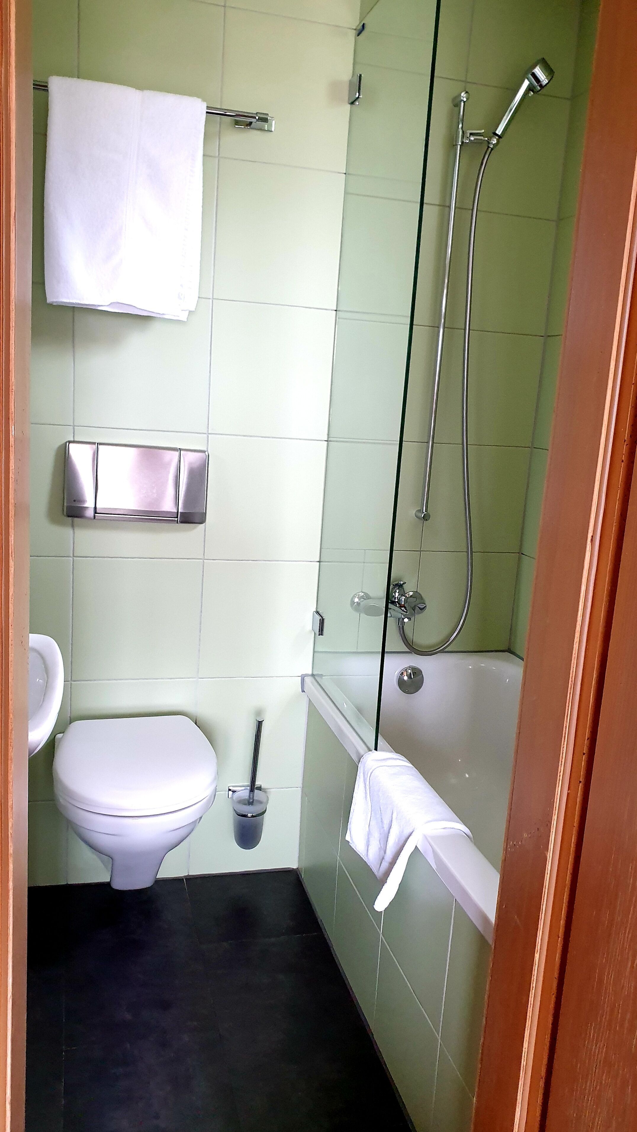 Un baño con inodoro, lavamanos y bañera.