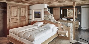 Suite Deluxe, balcón, vistas a la montaña | Ropa de cama hipoalergénica, edredones de plumas, caja fuerte