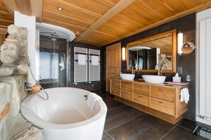 Deluxe suite, balkon, uitzicht op bergen | Badkamer | Gratis toiletartikelen, een haardroger, pantoffels, handdoeken