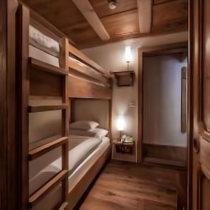 Superior Familienzimmer mit Balkon und Bergblick | 2 Schlafzimmer, Allergikerbettwaren, Daunenbettdecken, Zimmersafe