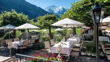 Dîner et souper servis sur place, restaurant en plein air