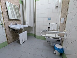 Phòng 3 | Phòng tắm | Buồng tắm vòi sen, máy sấy tóc, chậu vệ sinh/vòi rửa, khăn tắm 