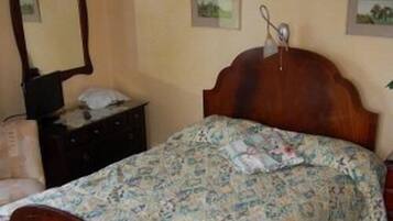 Double Room, Ensuite | Iron/ironing board, free WiFi