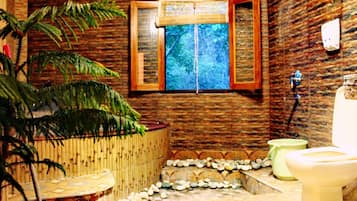 Habitación Deluxe | Baño | Cabezal de ducha tipo lluvia y artículos de higiene personal de diseño