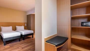 Habitació, 2 llits individuals | Roba de llit d'alta qualitat, minibar i caixa forta a l'habitació
