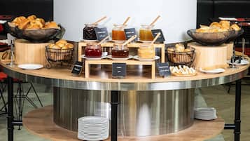 Morgunverðarhlaðborð daglega (66.41 SAR á mann)