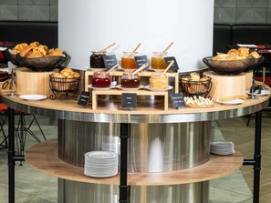 每日供應吃到飽早餐 (每人 SAR66.41)