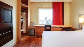 Herbergi með tvíbreiðu rúmi - 1 tvíbreitt rúm | Rúmföt af bestu gerð, míníbar, öryggishólf í herbergi, skrifborð