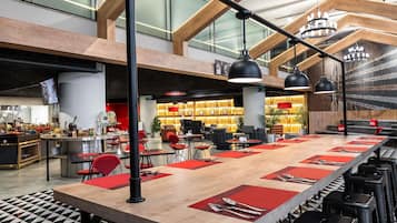 Déjeuner et dîner servis sur place