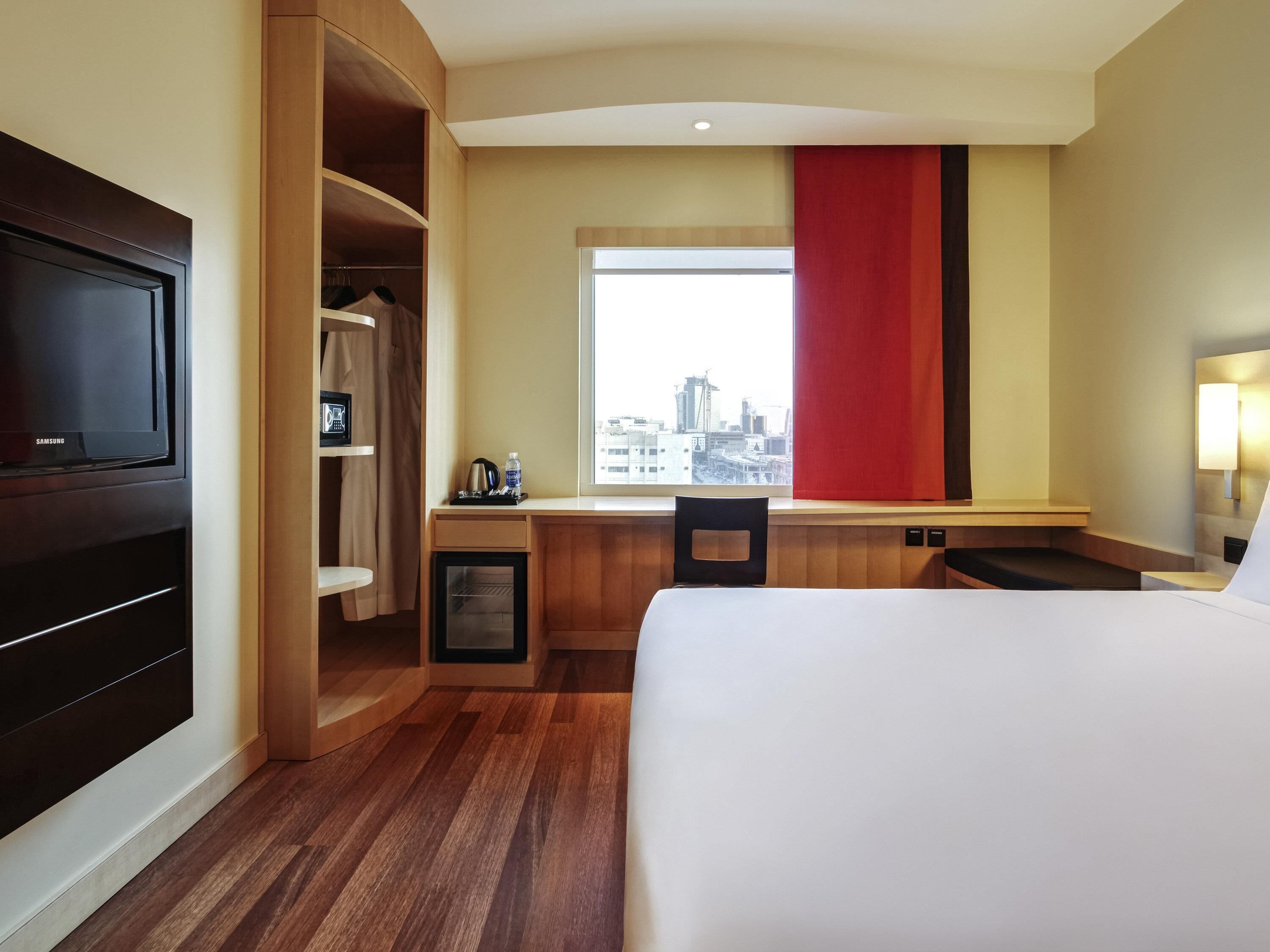 Tweepersoonskamer, 1 tweepersoonsbed | Luxe beddengoed, een minibar, een kluis op de kamer, een bureau