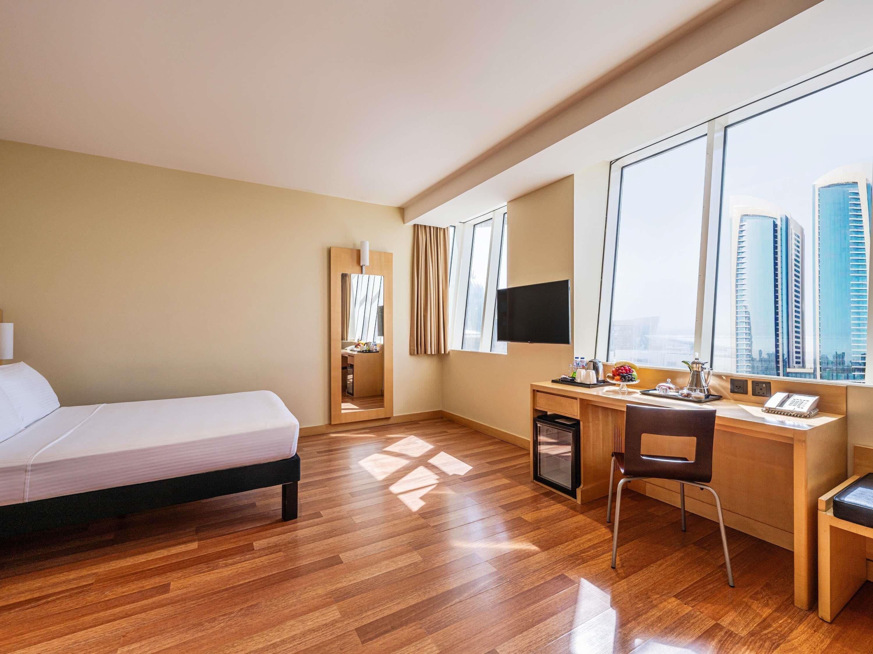 Seprai premium, minibar, brankas, dan meja kerja