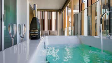 Jacuzzi Spa Suite (80 SQM.) | Minibar, värdeförvaringsskåp på rummet och skrivbord