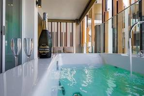 Jacuzzi Spa Suite (80 SQM.) | Minibaari, tallelokero huoneessa, työpöytä