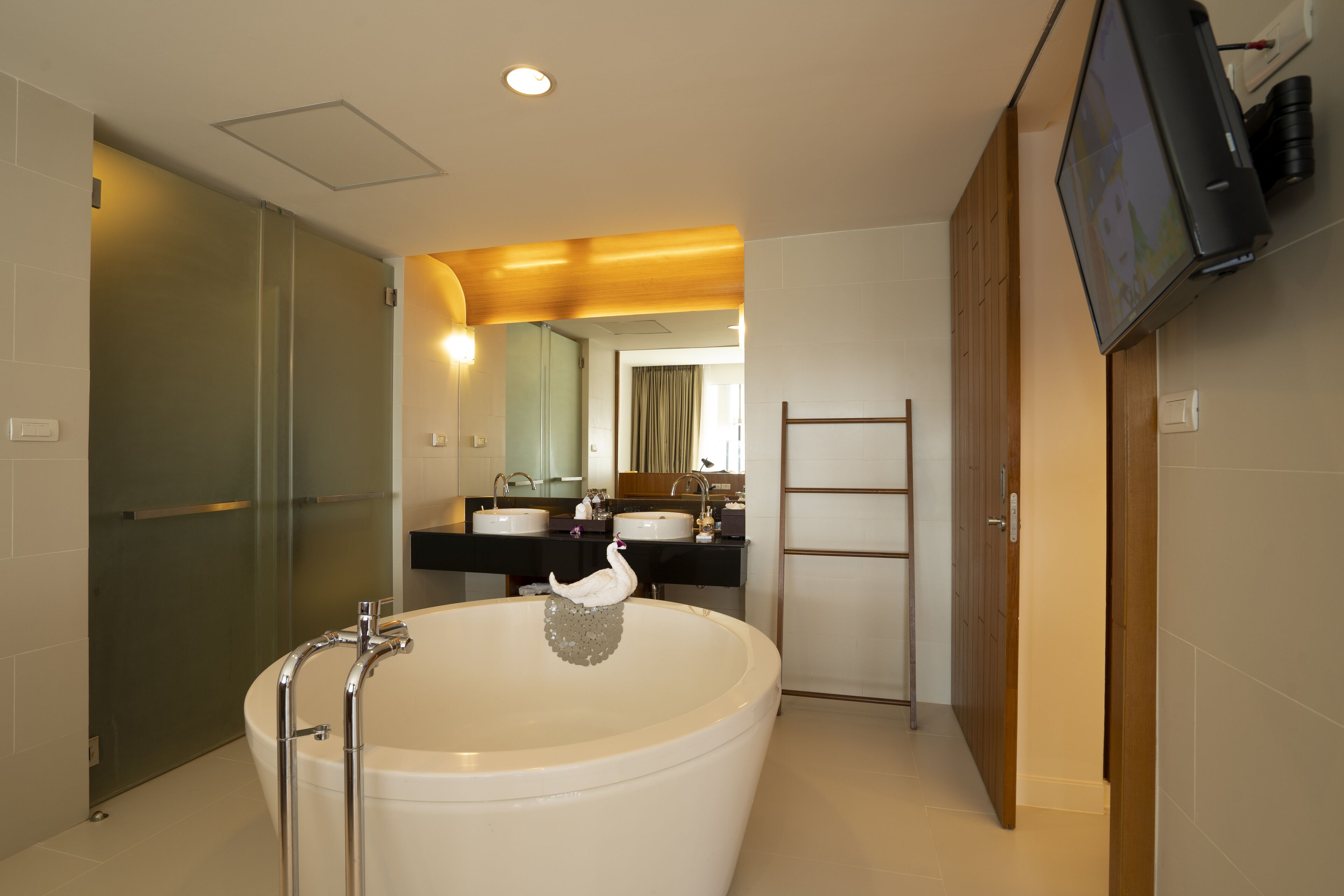 family suite with spa bath (80 sq.m.) | bathroom | free toiletries, hair dryer, bathrobes, slippers