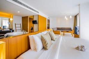 Jacuzzi Spa Suite (80 SQM.) | มินิบาร์, ตู้นิรภัยในห้องพัก, โต๊ะทำงาน, พื้นที่ทำงานแบบใช้แล็ปท็อป