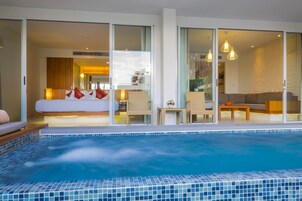 Suite Pool Access | 迷你吧、房內夾萬、書桌、手提電腦工作空間