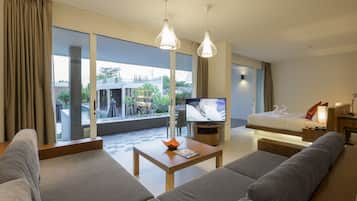 Suite Pool Access | Míníbar, öryggishólf í herbergi, skrifborð, vinnuaðstaða fyrir fartölvur