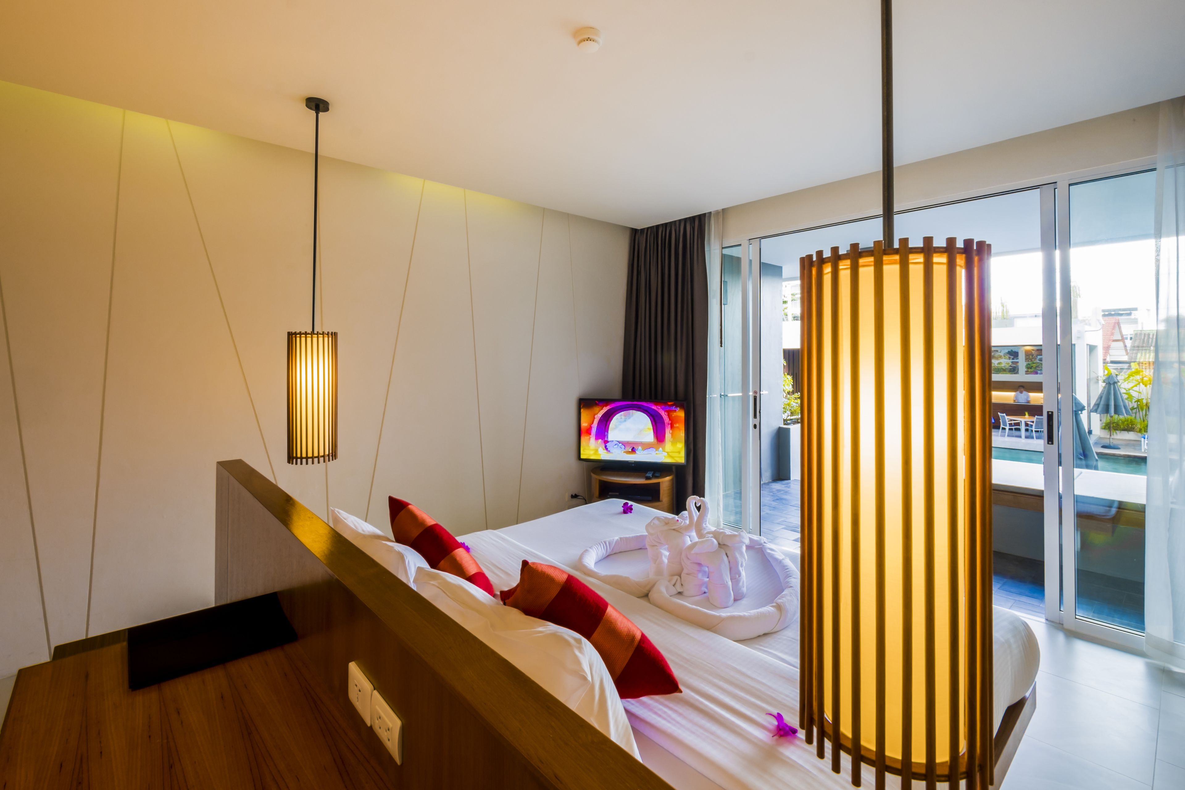 Deluxe Pool Access | 迷你吧、客房 内保险箱、办公桌、笔记本电脑工作区