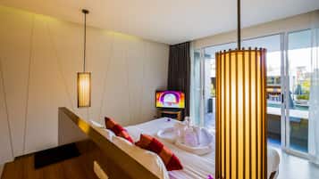 Deluxe Pool Access | Minibar, vÀrdeförvaringsskÄp pÄ rummet och skrivbord