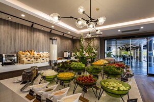 Zona de bufé con diversas opciones de comida y un diseño de interiores moderno.
