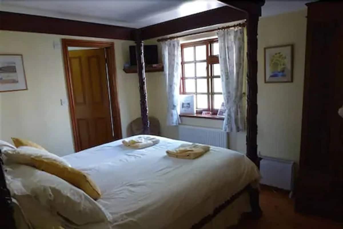 Doppelzimmer (4 Poster) | Individuell dekoriert, individuell eingerichtet, Bügeleisen/Bügelbrett