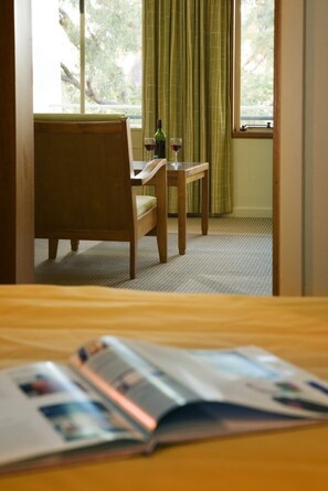 Bàn, bàn ủi/dụng cụ ủi quần áo, nôi/giường cho trẻ sơ sinh (phụ phí) 