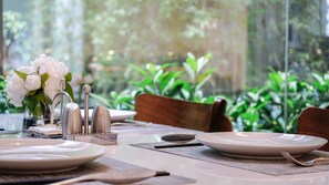 Se sirven desayunos y cocina internacional